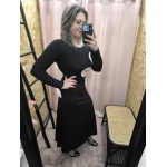 Vestido feminino elegante em castanho com detalhe de laço ajustável na cintura, ideal para eventos e ocasiões casuais.