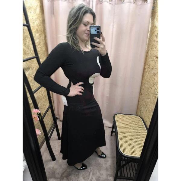 Vestido feminino elegante em castanho com detalhe de laço ajustável na cintura, ideal para eventos e ocasiões casuais.