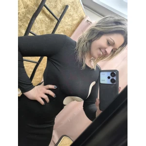 Vestido feminino elegante ajustável em castanho com detalhe de laço ajustável na cintura, ideal para eventos e ocasiões casuais.