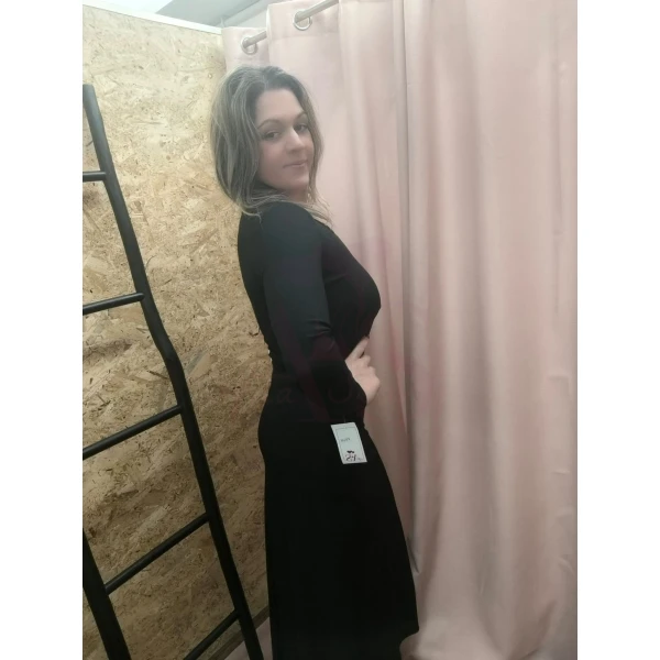 Vestido feminino elegante em castanho com detalhe de laço ajustável na cintura, ideal para eventos e ocasiões casuais.