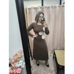 Vestido feminino elegante em castanho com detalhe de laço ajustável na cintura, ideal para eventos e ocasiões casuais.