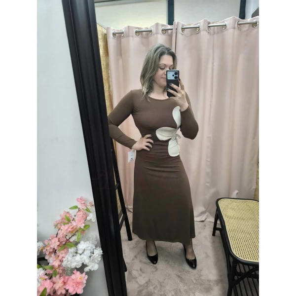 Vestido feminino elegante em castanho com detalhe de laço ajustável na cintura, ideal para eventos e ocasiões casuais.