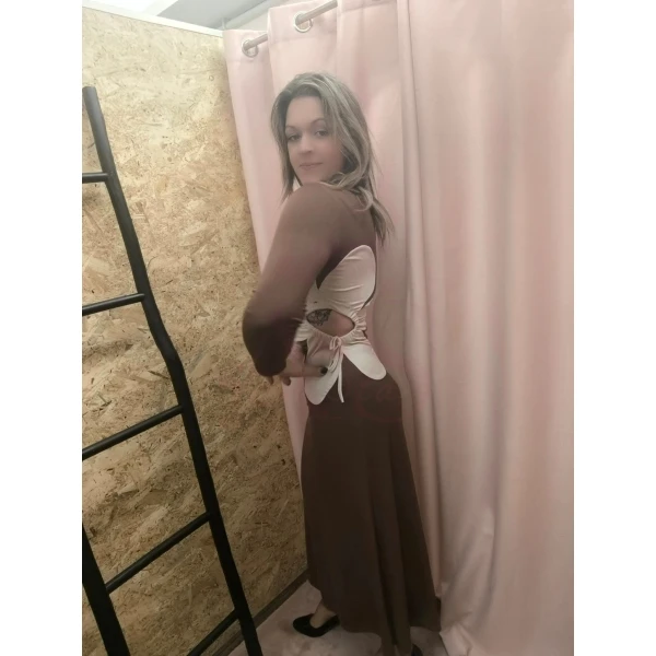Vestido feminino elegante em castanho com detalhe de laço ajustável na cintura, ideal para eventos e ocasiões casuais.