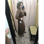 Vestido feminino elegante em castanho com detalhe de laço ajustável na cintura, ideal para eventos e ocasiões casuais