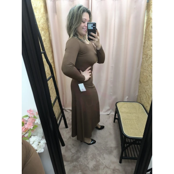 Vestido feminino elegante em castanho com detalhe de laço ajustável na cintura, ideal para eventos e ocasiões casuais