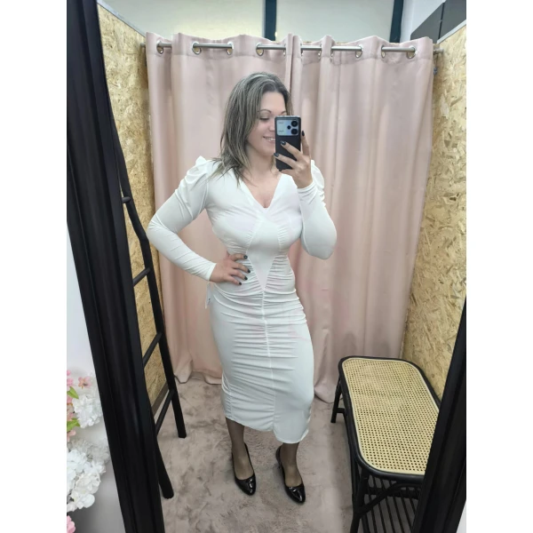O Vestido Elegância Perfeita é a escolha ideal para mulheres que valorizam sofisticação e conforto. Com um design midi ajustado, mangas longas e um elegante decote em V, ele modela a silhueta com charme. Disponível nas cores branco, rosa, verde lima e lilás, este vestido é perfeito para eventos especiais, jantares ou até mesmo para um look casual chique.