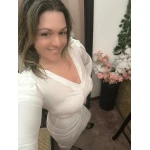 Vestido Elegância Perfeita branco, com decote em V e mangas longas.