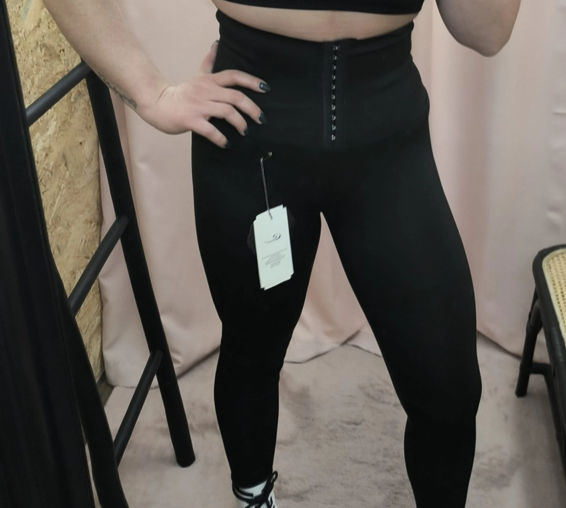 Imagem WhatsApp 2025-01-29 às 11.43.58_7b61ec29 Imagem de leggings modeladoras pretas com cintura alta e colchetes