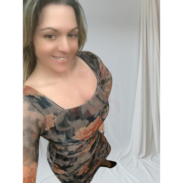vestido midi floral, mostrando a transparência das mangas e os detalhes da estampa.