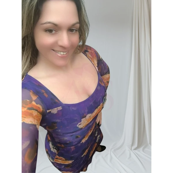 vestido midi estampado floral com mangas transparentes.