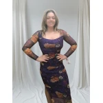 vestido midi estampado floral com mangas transparentes.