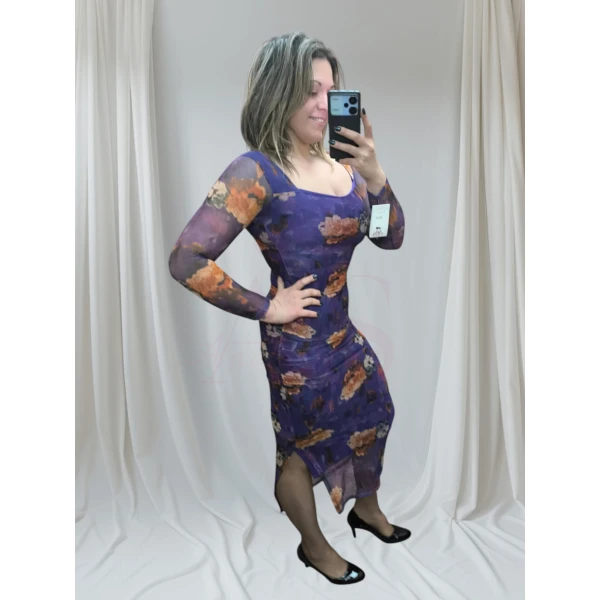 vestido midi estampado floral com mangas transparentes.