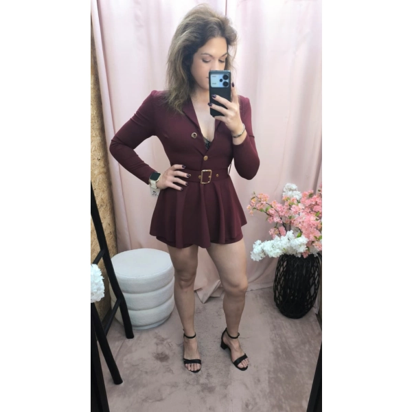 Macacão Femme Power em corte curto com detalhes sofisticados