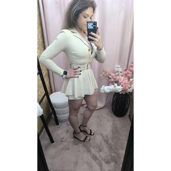 Macacão Femme Power em corte curto com detalhes sofisticados