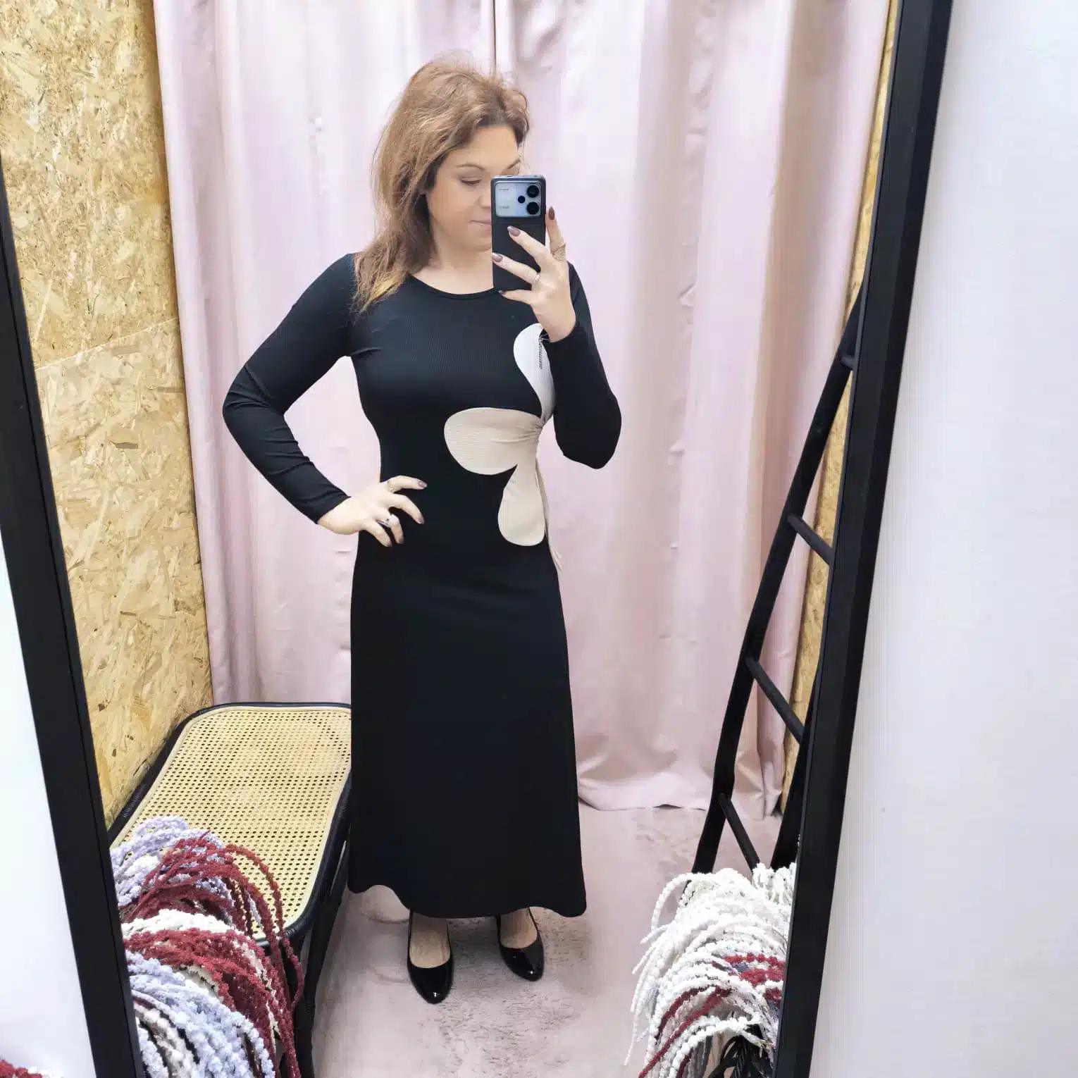 Vestido feminino elegante ajustável 1 Vestido feminino elegante ajustável em castanho com detalhe de laço ajustável na cintura, ideal para eventos e ocasiões casuais.