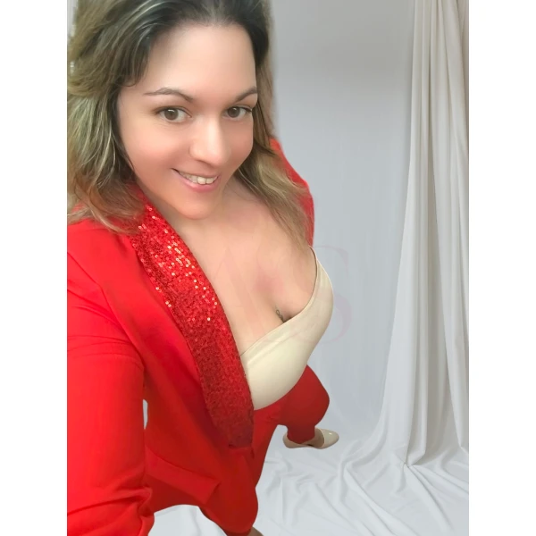 fato feminino estruturado na cor preta/vermelha, composto por blazer e calças ajustadas, ideal para ocasiões sofisticadas.