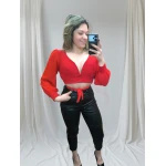 Roupa feminina elegante com blusa manga longa e calça cintura alta.