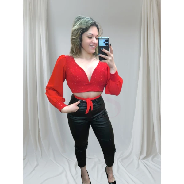 Roupa feminina elegante com blusa manga longa e calça cintura alta.