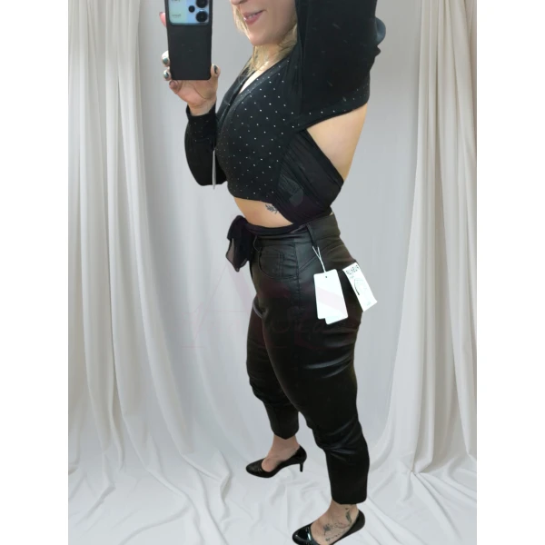 Roupa feminina elegante com blusa manga longa e calça cintura alta