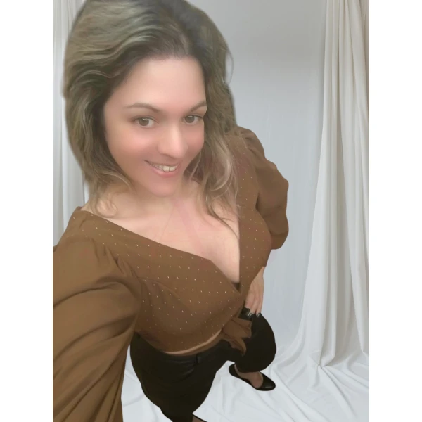 Roupa feminina elegante com blusa manga longa e calça cintura alta.