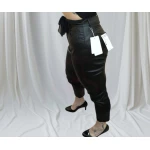 Calça feminina cintura alta com botão frontal e ajuste elegante.