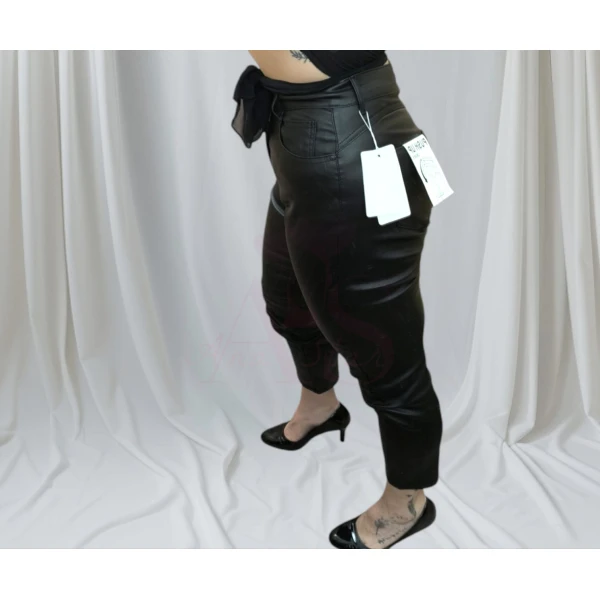 Calça feminina cintura alta com botão frontal e ajuste elegante.