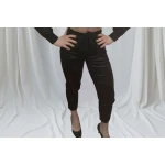 Calça feminina cintura alta com botão frontal e ajuste elegante.