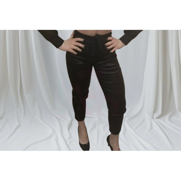 Calça feminina cintura alta com botão frontal e ajuste elegante.