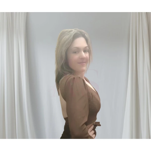 Blusa feminina manga longa com decote elegante e mangas bufantes.