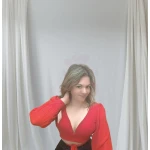 Blusa feminina manga longa com decote elegante e mangas bufantes.