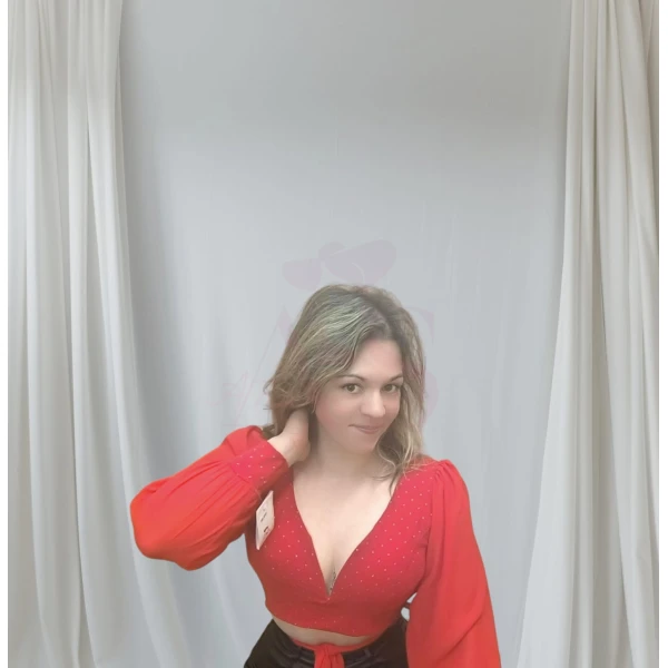 Blusa feminina manga longa com decote elegante e mangas bufantes.