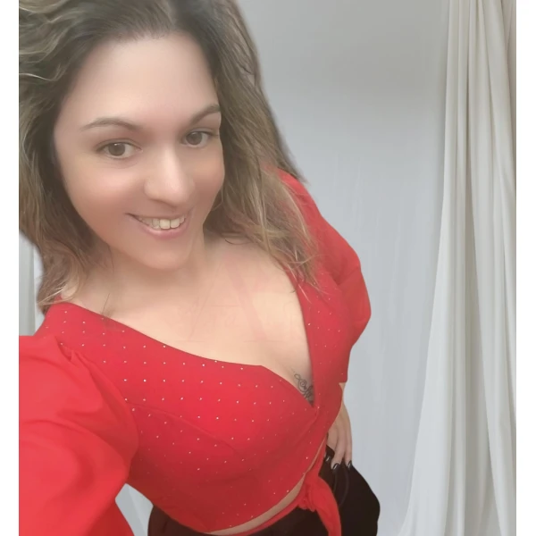 Blusa feminina manga longa com decote elegante e mangas bufantes.