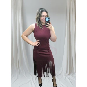 Vestido midi com franjas disponível em bordeaux, preto, verde tropa e kamel, tamanho único (até L)