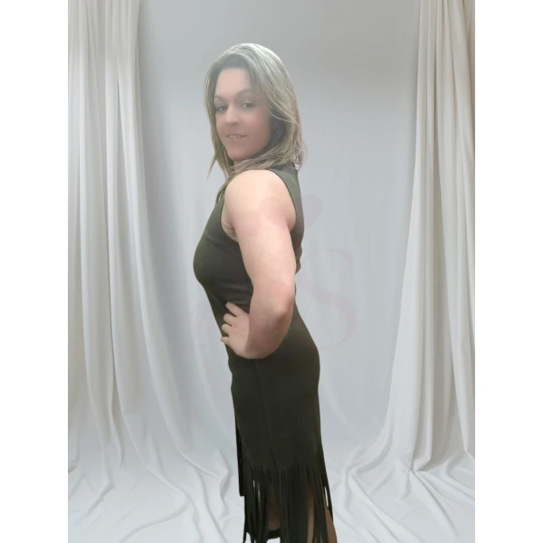 Vestido midi com franjas disponível em bordeaux, preto, verde tropa e kamel, tamanho único (até L).