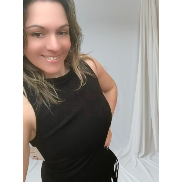 Vestido midi com franjas disponível em bordeaux, preto, verde tropa e kamel, tamanho único (até L).