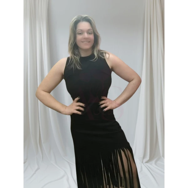 Vestido midi com franjas disponível em bordeaux, preto, verde tropa e kamel, tamanho único (até L).