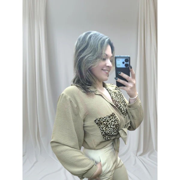 Blusa Bege Animal Print, feminina, tamanho único até XL, com bolsos estampados e caimento leve.
