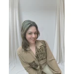 Blusa Bege Animal Print, feminina, tamanho único até XL, com bolsos estampados e caimento leve.