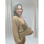 Blusa Bege Animal Print, feminina, tamanho único até XL, com bolsos estampados e caimento leve.