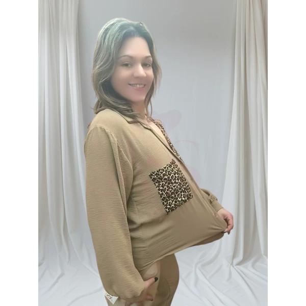Blusa Bege Animal Print, feminina, tamanho único até XL, com bolsos estampados e caimento leve.