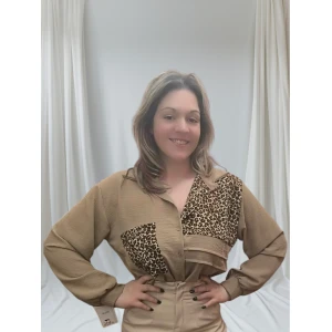 Blusa Bege Animal Print, feminina, tamanho único até XL, com bolsos estampados e caimento leve