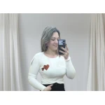 camisola feminina com corações, disponível em branco com corações vermelhos e bege com corações dourados.