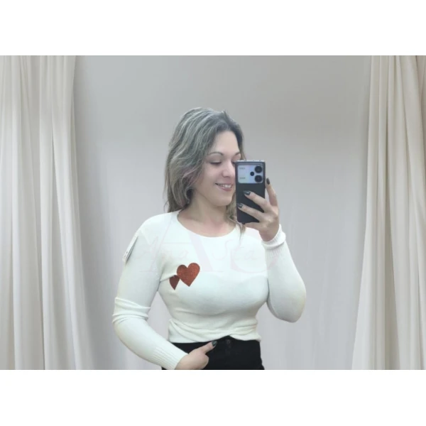 camisola feminina com corações, disponível em branco com corações vermelhos e bege com corações dourados.