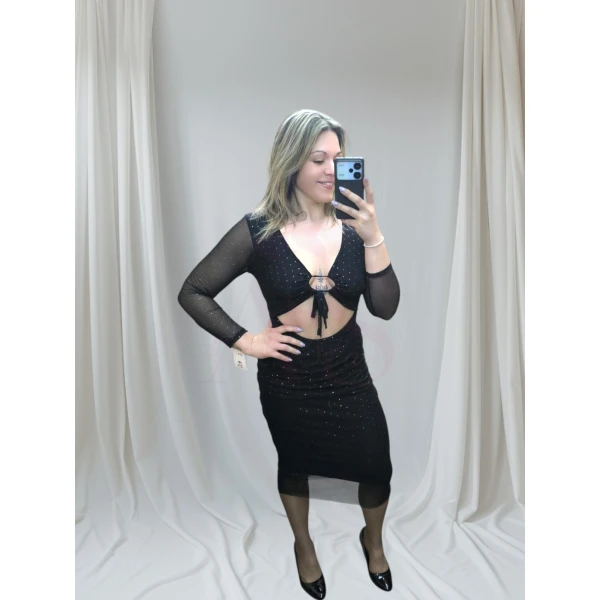 vestido preto elegante com detalhes brilhantes, mangas diferenciadas e ajuste frontal.