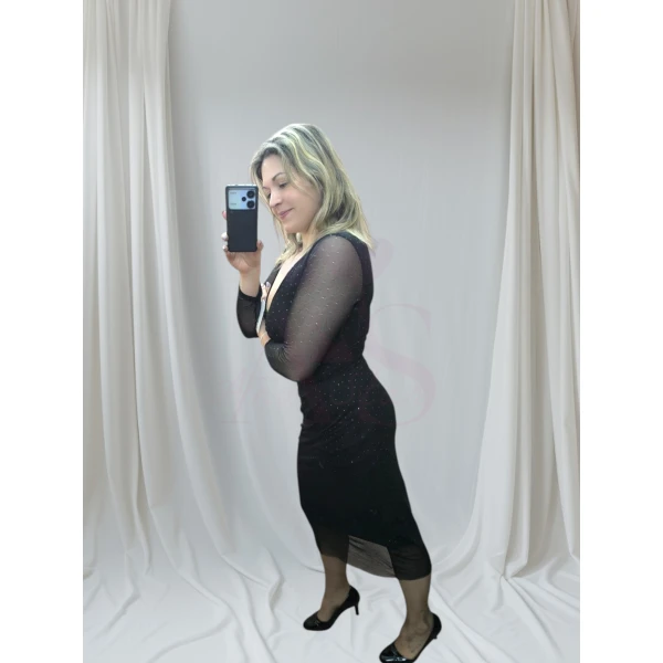 vestido preto elegante com detalhes brilhantes, mangas diferenciadas e ajuste frontal.