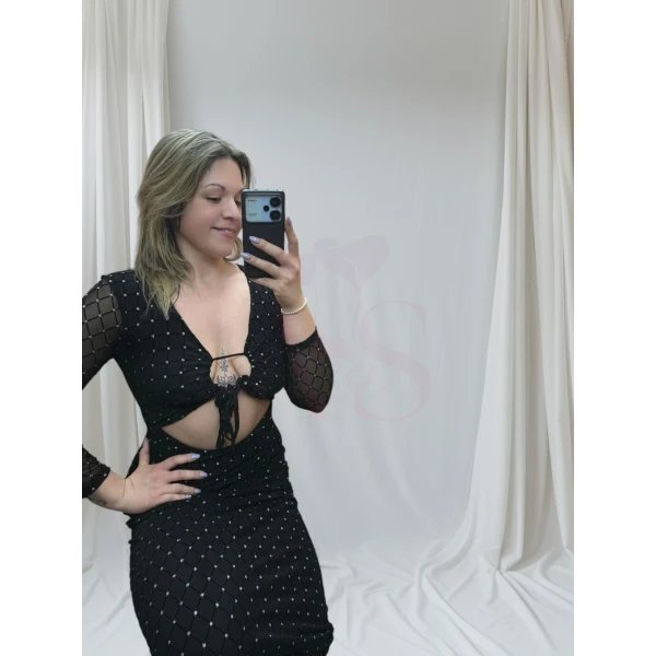 vestido preto elegante com detalhes brilhantes, mangas diferenciadas e ajuste frontal.