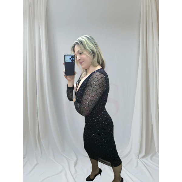 vestido preto elegante com detalhes brilhantes, mangas diferenciadas e ajuste frontal