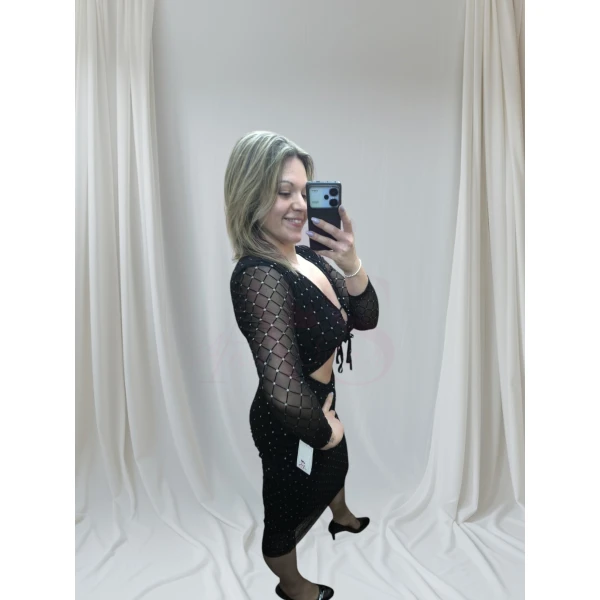 vestido preto elegante com detalhes brilhantes, mangas diferenciadas e ajuste frontal.