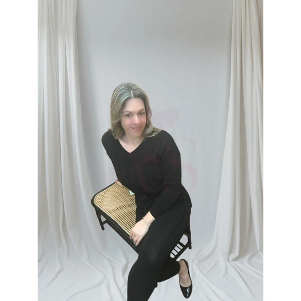 O Conjunto Elegance Knit é a escolha perfeita para um look elegante e confortável. Disponível em preto e vermelho!
