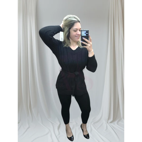 Conjunto Elegance Knit em preto/vermelho, composto por blusa e calça de malha.